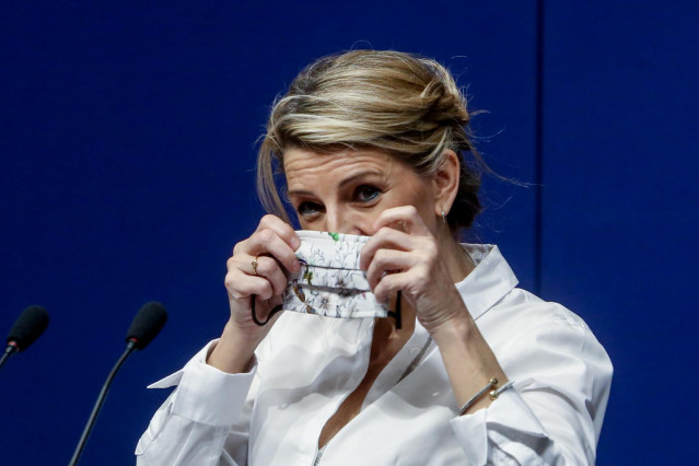 La vicepresidenta segunda y ministra de Trabajo y Economía Social, Yolanda Díaz, se coloca la mascarilla tras una rueda de prensa