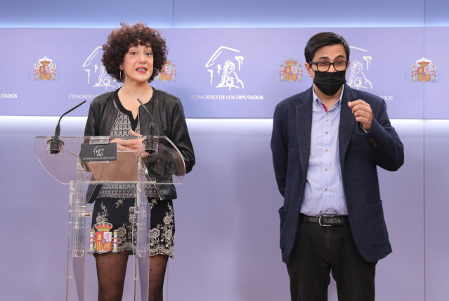 La portavoz de En Comú Podem en el Congreso, Aina Vidal, y el diputado, Gerardo Pisarello, a su llegada a una rueda de prensa previa a una reunión de la Junta de Portavoces, en el Congreso de los Diputados, a 15 de febrero de 2022, en Madrid (España).