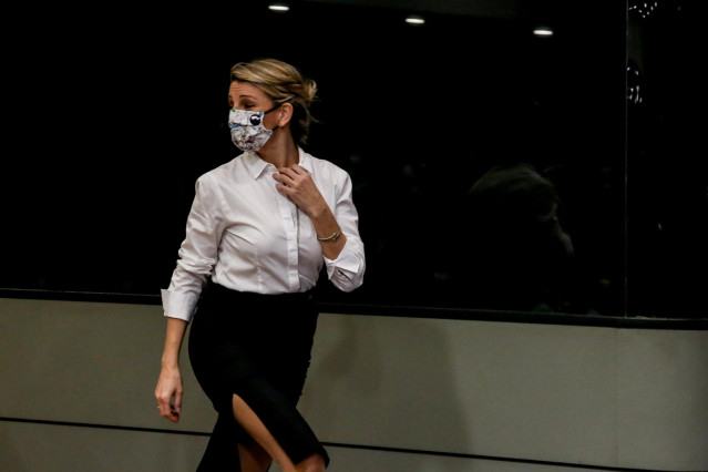 La vicepresidenta segunda y ministra de Trabajo y Economía Social, Yolanda Díaz, a su llegada a una rueda de prensa donde ha informado de los asuntos tratados en la primera reunión de diálogo social sobre el Salario Mínimo Interprofesional (SMI), en el Mi