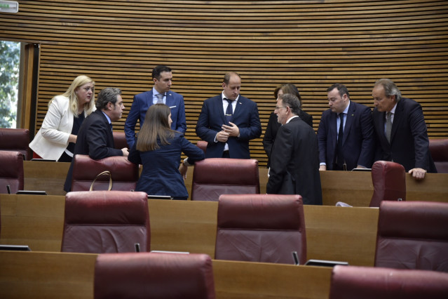 Archivo - El presidente de VOX en Valencia, José María Llanos (2i) junto a los diputados de su grupo, en Les Corts el día de la constitución de la X Legislatura