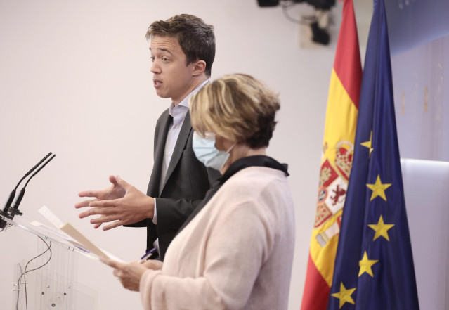 Archivo - El líder de Más País, Íñigo Errejón; y la diputada de Equo , Inés Sabanés, en una rueda de prensa