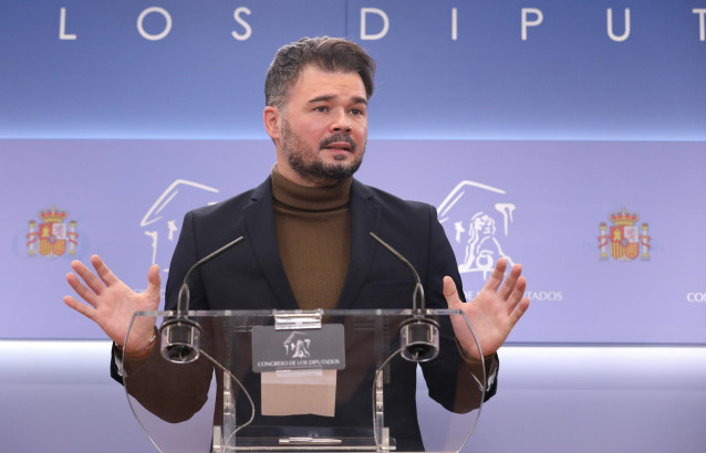 El portavoz de ERC en el Congreso, Gabriel Rufián, interviene en una rueda de prensa previa a una reunión de la Junta de Portavoces, en el Congreso