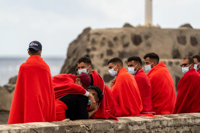 Archivo - Migrantes descansan en una zona cercana a los Jameos del Agua en la isla de Lanzarote tras ser rescatada su patera a 14 de septiembre de 2021. La patera, la quinta en lo que va de jornada, ha sido localizada este martes al mediodía en el norte d