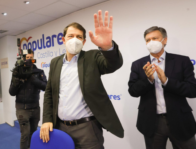Mañueco saluda a los integrantes de la Junta Directiva del PP reunida este martes en Valladolid