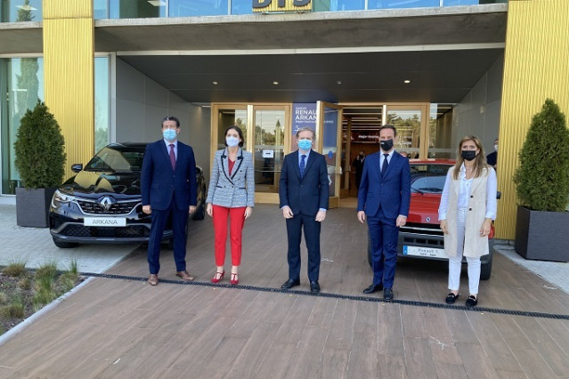 El director de ABC, Julián Quirós (1i); la ministra de Industria, Comercio y Turismo, Reyes Maroto (2i) y el director general de Renault y Alpine Iberia, Sébastien Guigues (4i), posan en la entrega del premio ABC al Mejor Coche del Año 2022