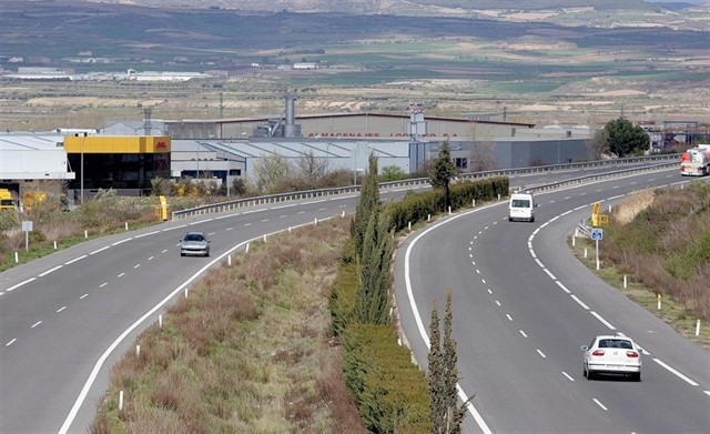 Archivo - AP-68 a su paso por La Rioja