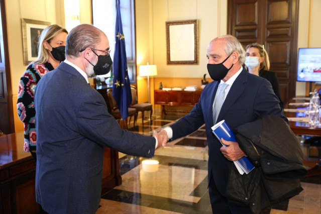 El presidente de Aragón. Javier Lambán, y el presidente de Faes Farma, Mariano Úcar, acuerdan una nueva inversión en alimentación de porcino en Huesca