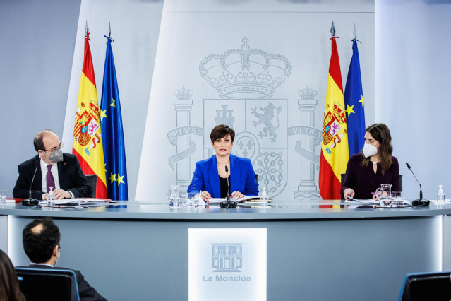 (I-D) El ministro de Cultura y Deporte, Miquel Iceta; la ministra Portavoz, Isabel Rodríguez; y la ministra de Igualdad, Irene Montero, comparecen tras la reunión del Consejo de Ministros en Moncloa, a 15 de febrero de 2022.