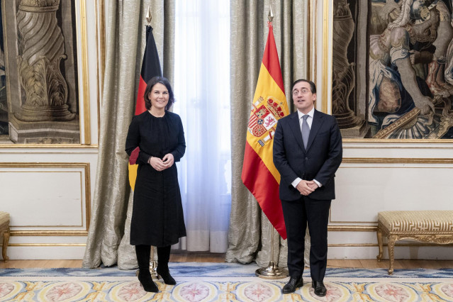 La ministra de Asuntos Exteriores de Alemania, Annalena Baerbock, y el ministro de Asuntos Exteriores, Unión Europea y Cooperación, José Manuel Albares, posan en el Palacio de Viena