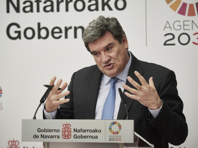 El ministro de Inclusión, Seguridad Social y Migraciones, José Luis Escrivá, en una rueda de prensa después de su reunión con la presidenta de Navarra, en el Palacio de Navarra, a 4 de febrero de 2022, en Pamplona, Navarra (España).