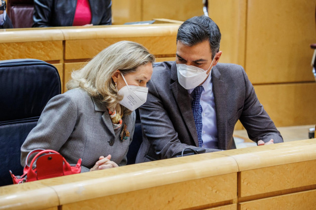 La vicepresidenta primera del Gobierno y ministra de Asuntos Económicos y Transformación Digital, Nadia Calviño y el presidente del Gobierno, Pedro Sánchez, en un pleno en el Senado, a 15 de febrero de 2022, en Madrid (España).