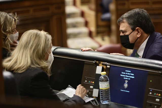 El portavoz del PNV en el Congreso de los Diputados, Aitor Esteban, conversa con la vicepresidenta segunda del Gobierno y ministra de Trabajo y Economía Social, Yolanda Díaz (i); y la vicepresidenta primera y ministra de Asuntos Económicos, Nadia Calviño