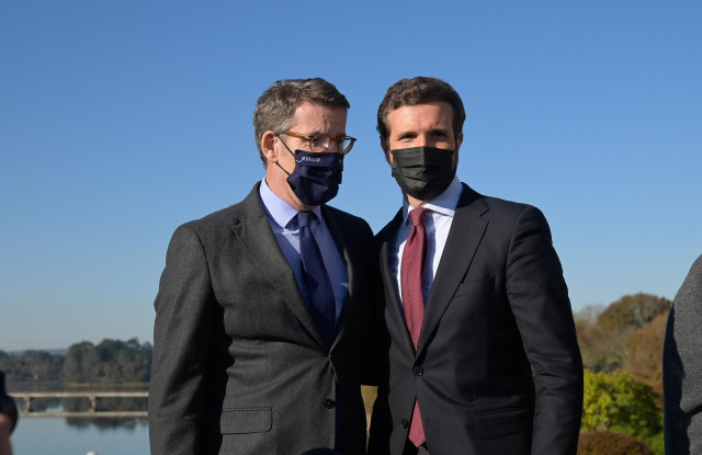 Archivo - El presidente de la Xunta de Galicia, Alberto Núñez Feijoo, y el presidente del PP, Pablo Casado.