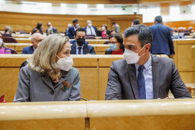 La vicepresidenta primera del Gobierno y ministra de Asuntos Económicos y Transformación Digital, Nadia Calviño y el presidente del Gobierno, Pedro Sánchez, en un pleno en el Senado, a 15 de febrero de 2022, en Madrid (España).