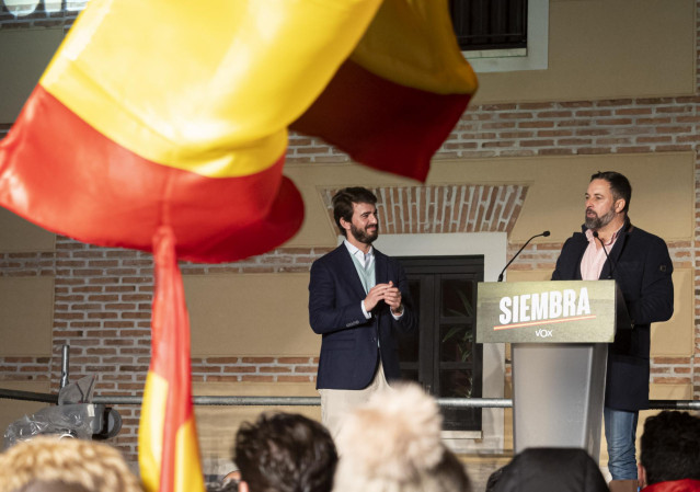 El presidente de Vox, Santiago Abascal, habla en presencia de su candidato a la Junta de Castilla y León, Juan García-Gallardo