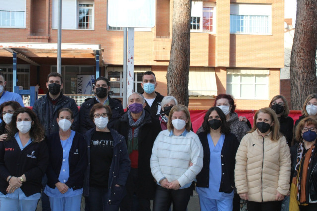 El secretario general de UGT, Pepe Álvarez, con trabajadoras de la residencia de mayores de Torrijos