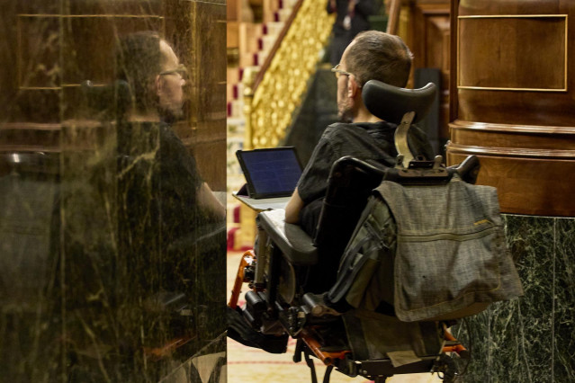 El portavoz de Unidas Podemos en el Congreso, Pablo Echenique, a su llegada a una sesión plenaria en el Congreso