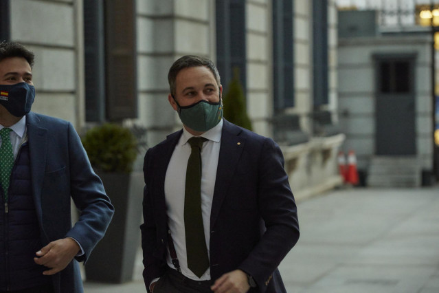 El presidente de Vox, Santiago Abascal (d), a su llegada a una sesión plenaria en el Congreso de los Diputados, a 15 de febrero de 2022, en Madrid (España).