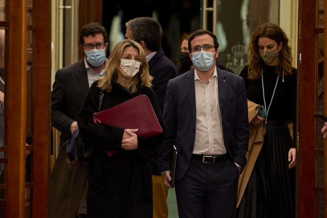La vicepresidenta segunda y ministra de Trabajo, Yolanda Díaz (1i), y el ministro de Consumo, Alberto Garzón (2d), a su llegada a  una sesión plenaria en el Congreso de los Diputados, a 15 de febrero de 2022, en Madrid (España).