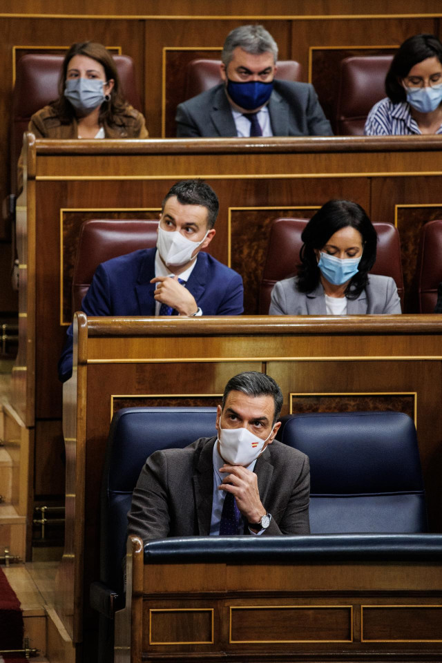 El portavoz del Grupo Parlamentario Socialista, Héctor Gómez (arriba) y el presidente del Gobierno, Pedro Sánchez (abajo), en una sesión plenaria en el Congreso de los Diputados, a 3 de febrero de 2022, en Madrid (España).