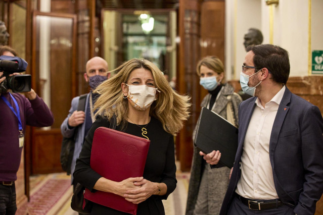 La vicepresidenta segunda y ministra de Trabajo, Yolanda Díaz, y el ministro de Consumo, Alberto Garzón, a su llegada a  una sesión plenaria en el Congreso
