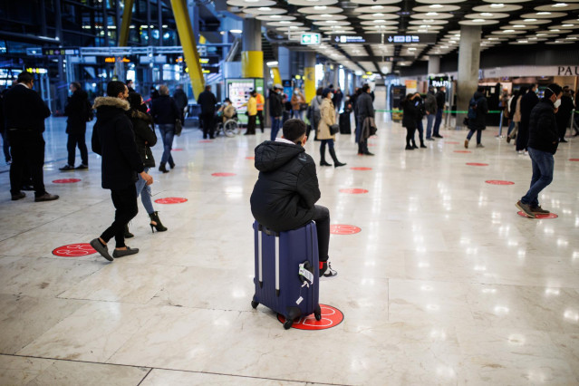 Archivo - Varias personas en la Terminal 4 del Aeropuerto Adolfo Suárez-Madrid Barajas, a 30 de diciembre de 2021, en Madrid, (España).