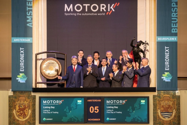 Archivo - Marco Marlia, CEO y cofundador de MotorK, y su equipo tocaron el timbre durante una tradicional Ceremonia de Gong esta mañana para celebrar la Oferta Pública Inicial de la compañía