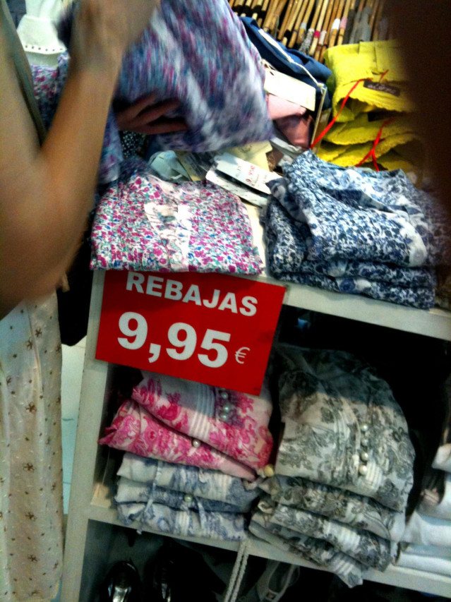 Archivo - Ropa, textil, rebajas, comercio