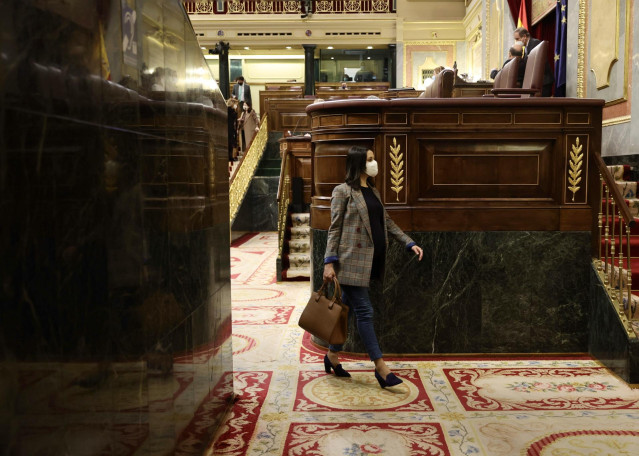 La líder de Cs, Inés Arrimadas, sale de una sesión de control en el Congreso