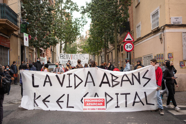 Varias personas protestan para intentar paralizar el desahucio de una familia por impago de alquiler en el barrio de Poble-sec, a 14 de febrero de 2022, en Barcelona (Cataluña). Anna Drozdovych de 48 años y de origen ucraniano ha sido desahuciada junto a