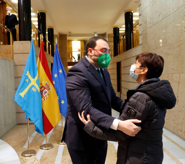 Isabel Rodríguez y Adrián Barbón.