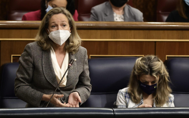 La ministra de Economía, Nadia Calviño, interviene en una sesión plenaria en el Congreso de los Diputados, a 16 de febrero de 2022, en Madrid (España).