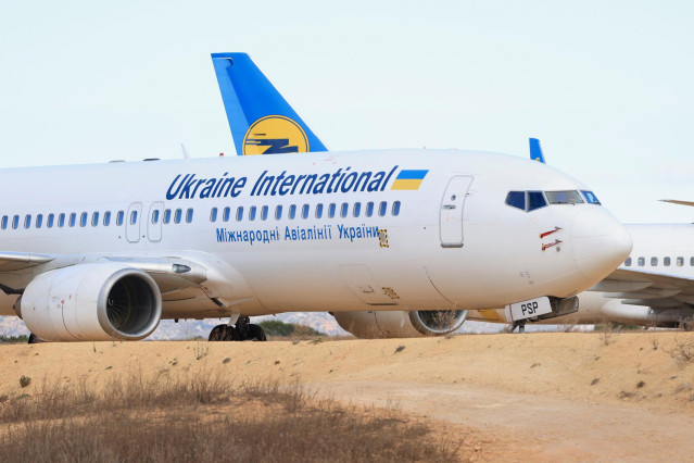 Uno de los cinco aviones ucranianos Boeign 737-800  que aterrizaron en el aeropuerto de Castellón ante la situación política que viven Ucrania y Rusia, a 15 de febrero de 2022, en Castellón, Comunidad Valenciana (España).
