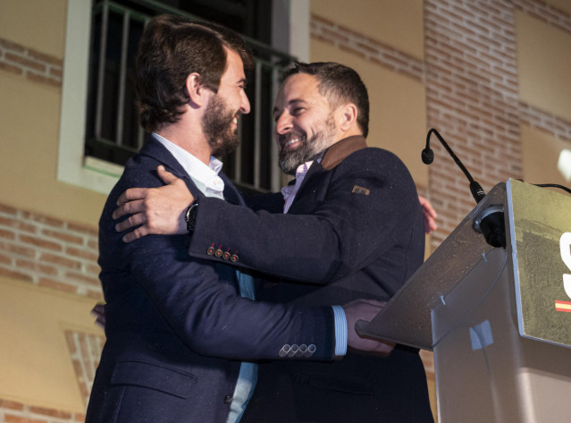 El candidato de Vox a la Presidencia de Castilla y León, Juan García-Gallardo (i), y el presidente de Vox, Santiago Abascal