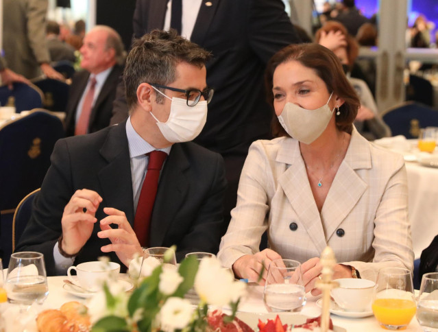 El ministro de la Presidencia, Relaciones con las Cortes y Memoria Democrática, Félix Bolaños, y la ministra de Industria, Comercio y Turismo, Reyes Maroto, conversan en un desayuno organizado por Nueva Economía Fórum, en el Hotel Mandarin Oriental Ritz,