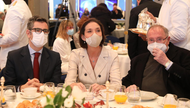 El ministro de la Presidencia, Relaciones con las Cortes y Memoria Democrática, Félix Bolaños (i), y la ministra de Industria, Comercio y Turismo, Reyes Maroto, en un desayuno organizado por Nueva Economía Fórum, en el Hotel Mandarin Oriental Ritz, a 17 d