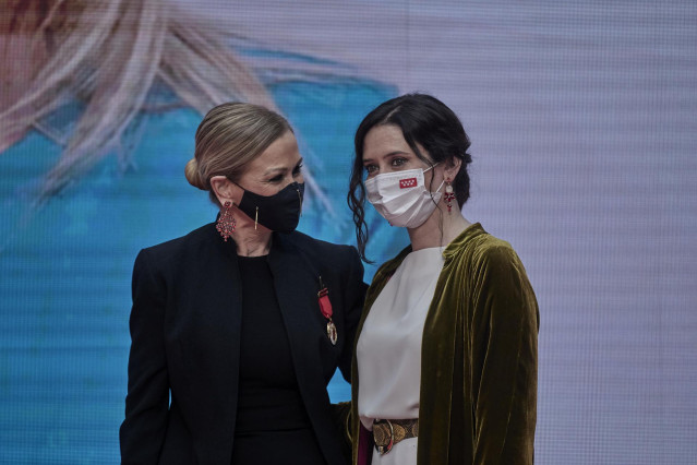 Archivo - La expresidenta de la Comunidad de Madrid Cristina Cifuentes (i), y la presidenta actual y candidata a la reelección, Isabel Díaz Ayuso (d), en la ceremonia de imposición de Medallas de la Comunidad de Madrid, a 2 de mayo de 2021, en Madrid (Esp