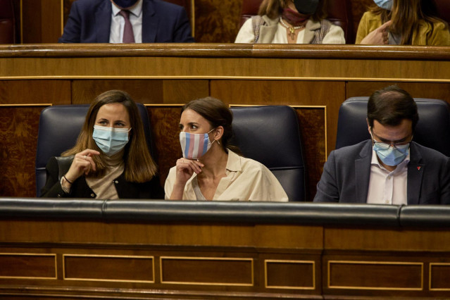(Fila abajo) La ministra de Derechos Sociales y Agenda 2030, Ione Belarra (i), y la ministra de Igualdad, Irene Montero (c), conversan en una sesión plenaria en el Congreso de los Diputados, a 15 de febrero de 2022, en Madrid (España).