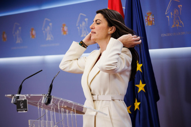 La secretaria general de Vox en el Congreso, Macarena Olona, da una rueda de prensa tras una sesión plenaria en el Congreso de los Diputados
