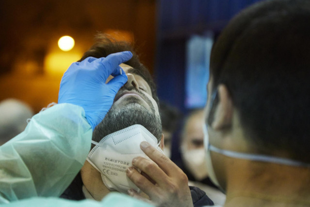 Una persona es sometida a un test de antígenos.