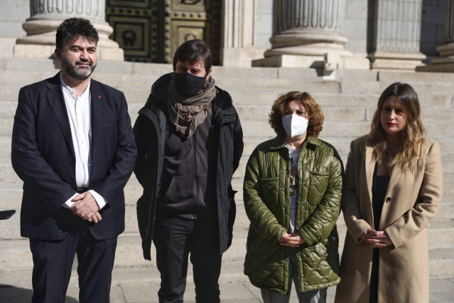(I-D) El responsable de políticas económicas y de elaboración programática de Izquierda Unida, Carlos Sánchez Mato; el secretario de Horizonte Republicano de Podemos y diputado de Unidas Podemos, Rafa Mayoral; la coordinadora autonómica de Podemos Euskadi