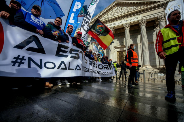 Archivo - Policías marchan frente al Congreso con una pancarta donde se lee 