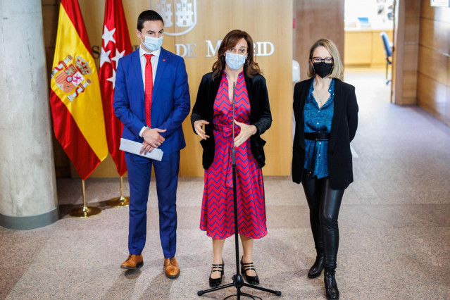 La portavoz de Más Madrid, Mónica García (c), el portavoz del PSOE de Madrid, Juan Lobato; y la portavoz de Unidas Podemos, Carolina Alonso, ofrecen una rueda de prensa en la Asamblea de Madrid