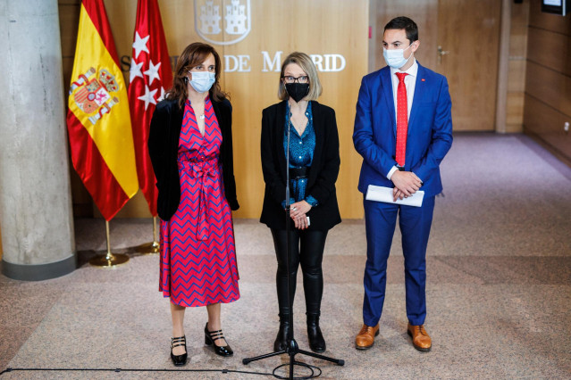 La portavoz de Más Madrid, Mónica García, la portavoz de Unidas Podemos, Carolina Alonso, y el portavoz del PSOE de Madrid, Juan Lobato; ofrecen una rueda de prensa en la Asamblea de Madrid, a 17 de febrero de 2022