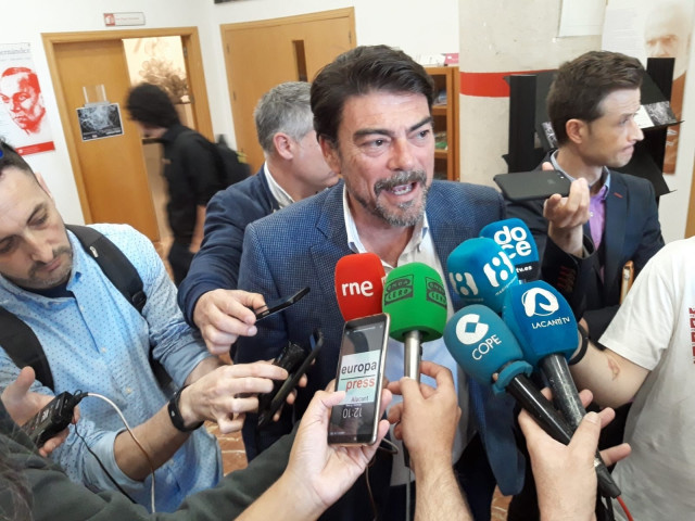 Archivo - Luis Barcala habla ante los medios, imagen de archivo.