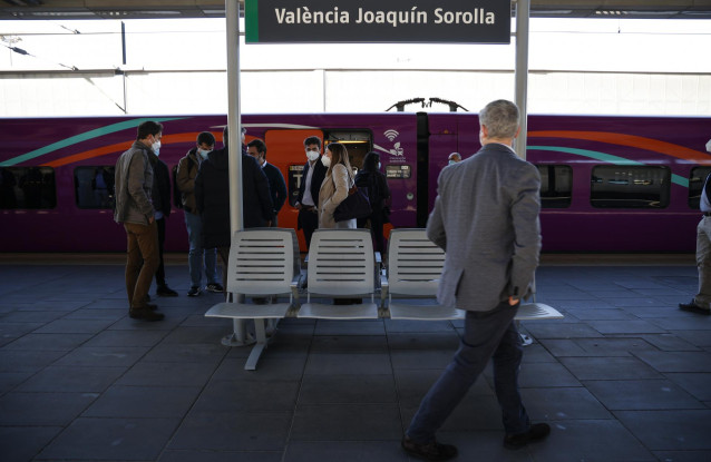 Varias personas en la estación de Joaquín Sorrolla mientras llega el tren Avlo, a 17 de febrero de 2022, en Valencia, Comunidad Valenciana (España).