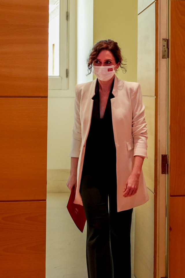 La presidenta de la Comunidad de Madrid, Isabel Díaz Ayuso, a su  llegada a una rueda de prensa en la Real Casa de Correos, a 17 de febrero de 2022, en Madrid (España).