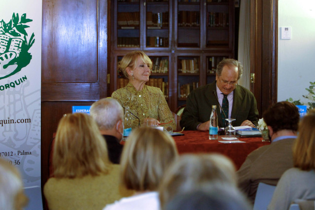 La expresidenta de la Comunidad de Madrid, Esperanza Aguirre (i), durante la presentación de su libro ‘Sin complejos’, en el Círculo Mallorquín, a 17 de febrero de 2022, en Palma de Mallorca.