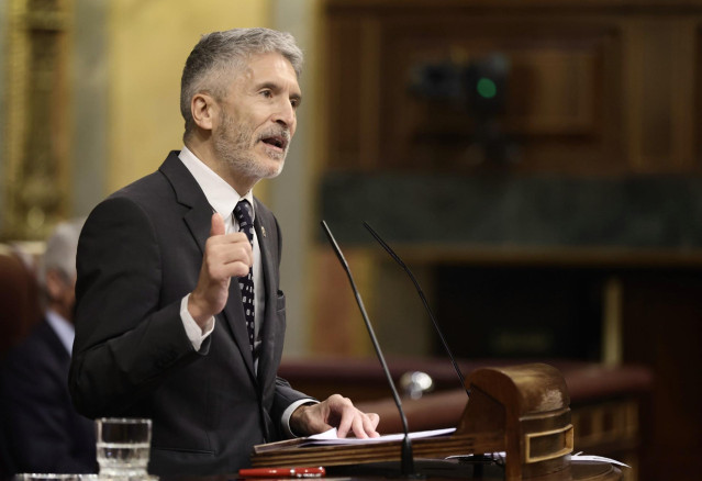 El ministro del Interior, Fernando Grande-Marlaska, interviene en una sesión plenaria en el Congreso de los Diputados, a 16 de febrero de 2022, en Madrid (España).