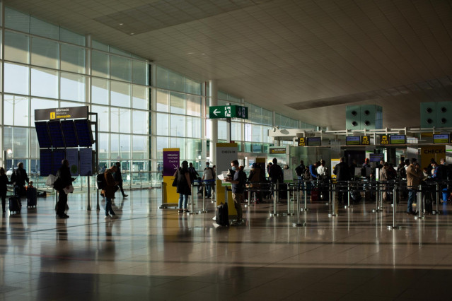 Archivo - Varios pasajeros en el aeropuerto de El Prat